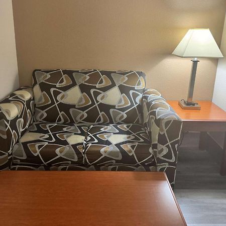 Super 8 By Wyndham Huntsville Bagian luar foto