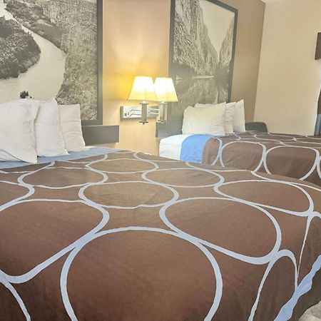 Super 8 By Wyndham Huntsville Bagian luar foto