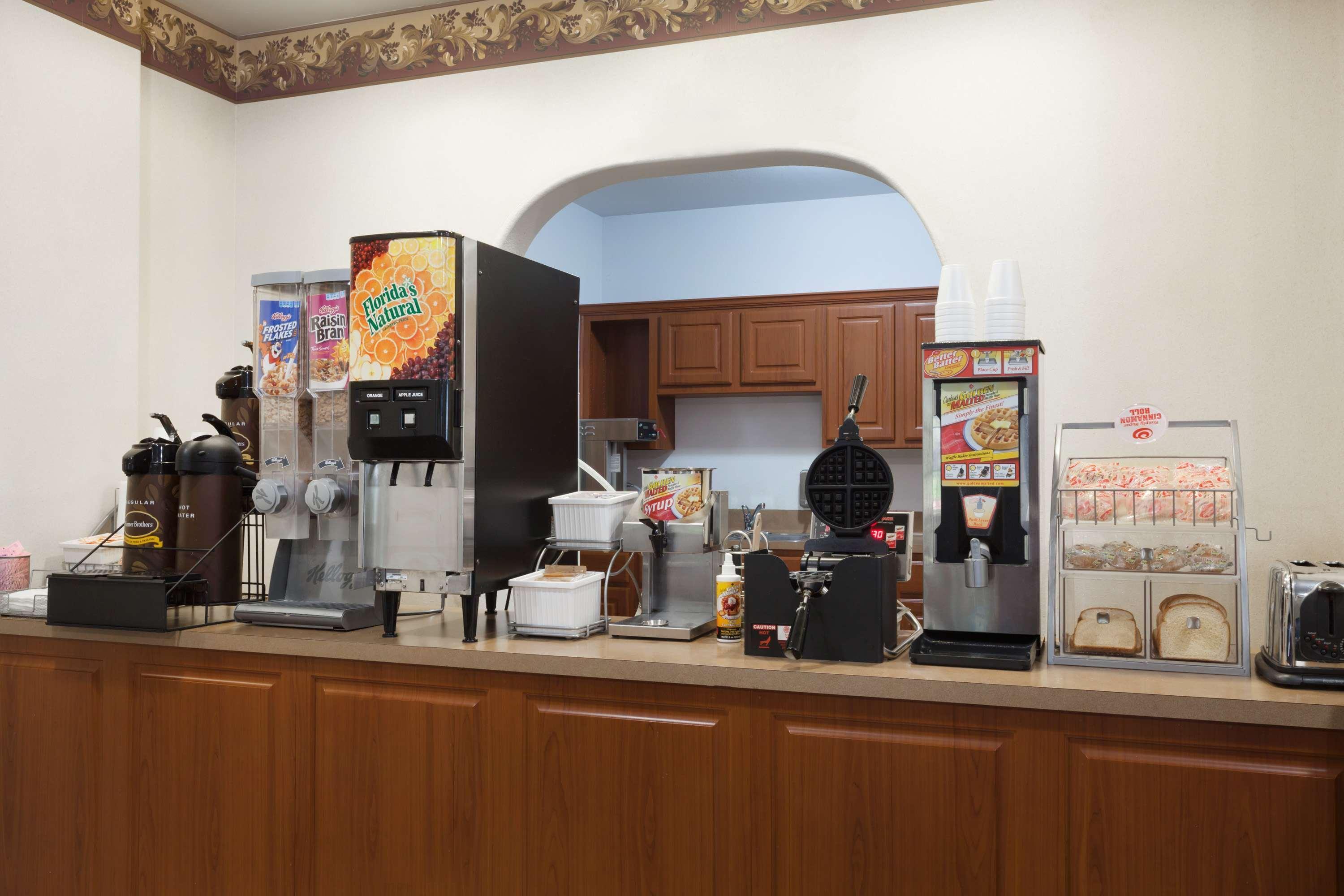 Super 8 By Wyndham Huntsville Bagian luar foto