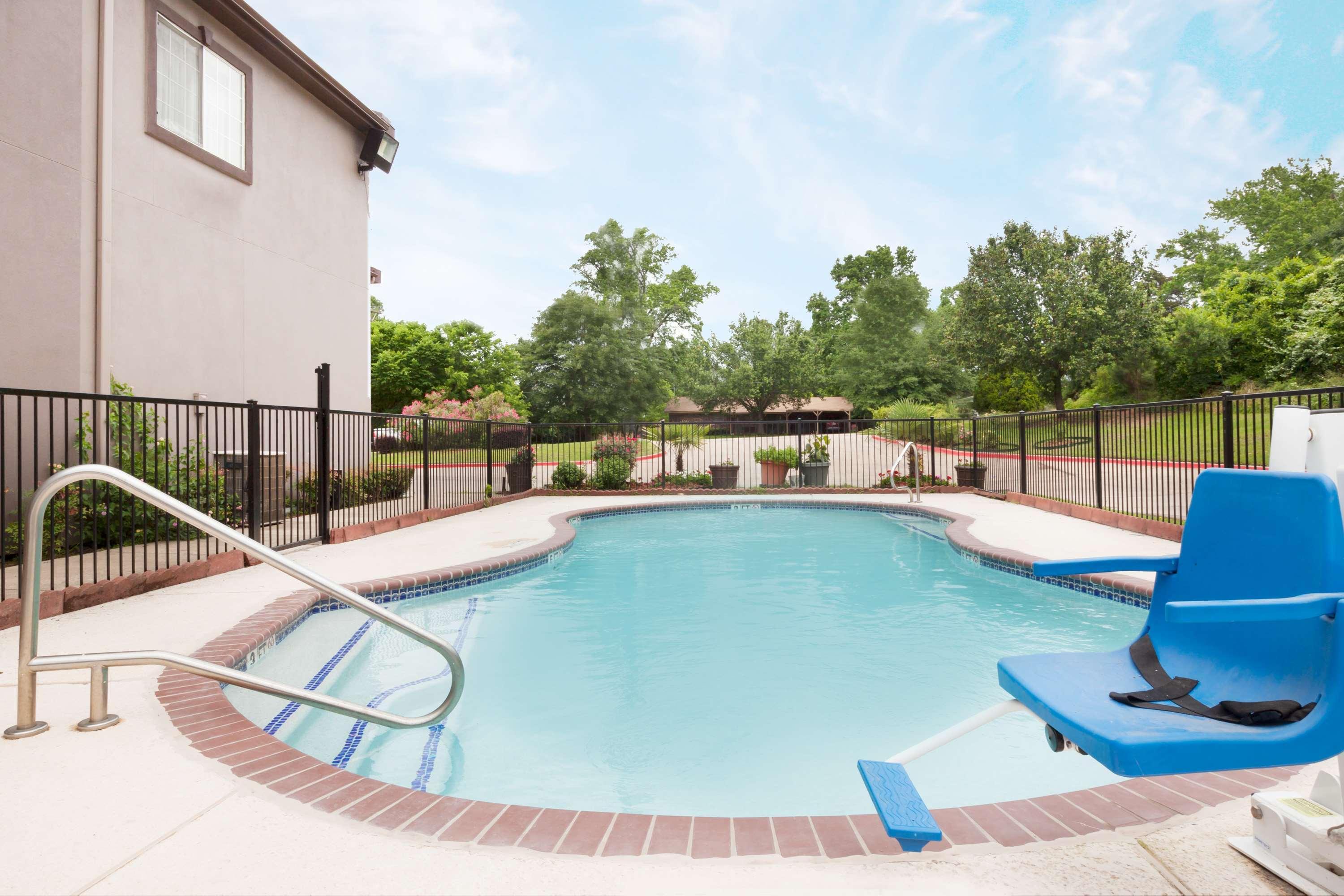 Super 8 By Wyndham Huntsville Bagian luar foto