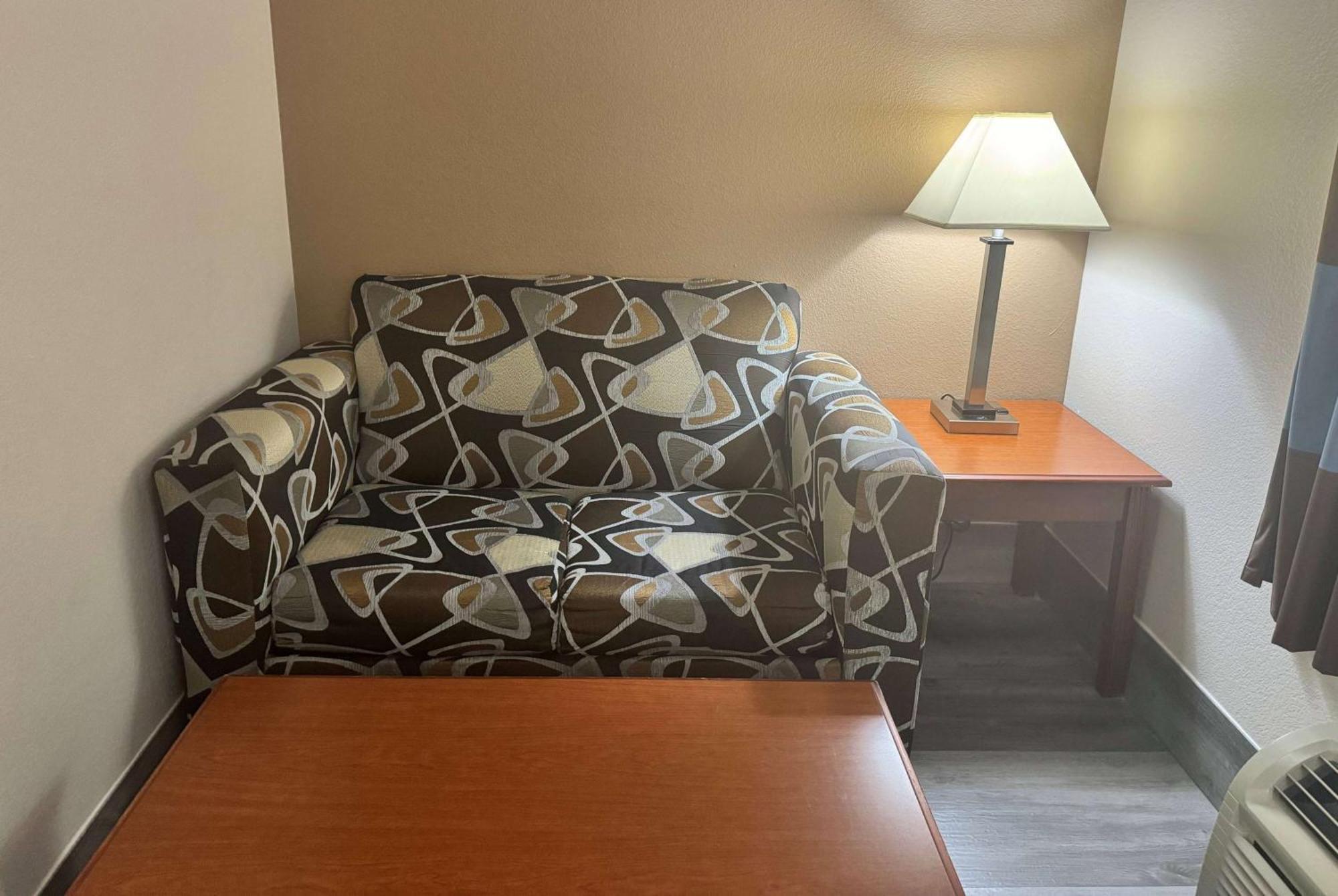 Super 8 By Wyndham Huntsville Bagian luar foto