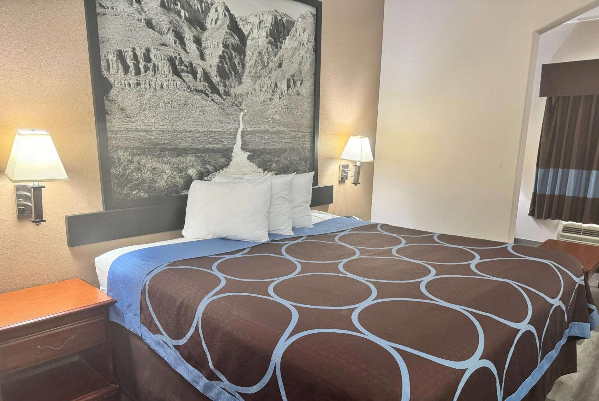 Super 8 By Wyndham Huntsville Bagian luar foto