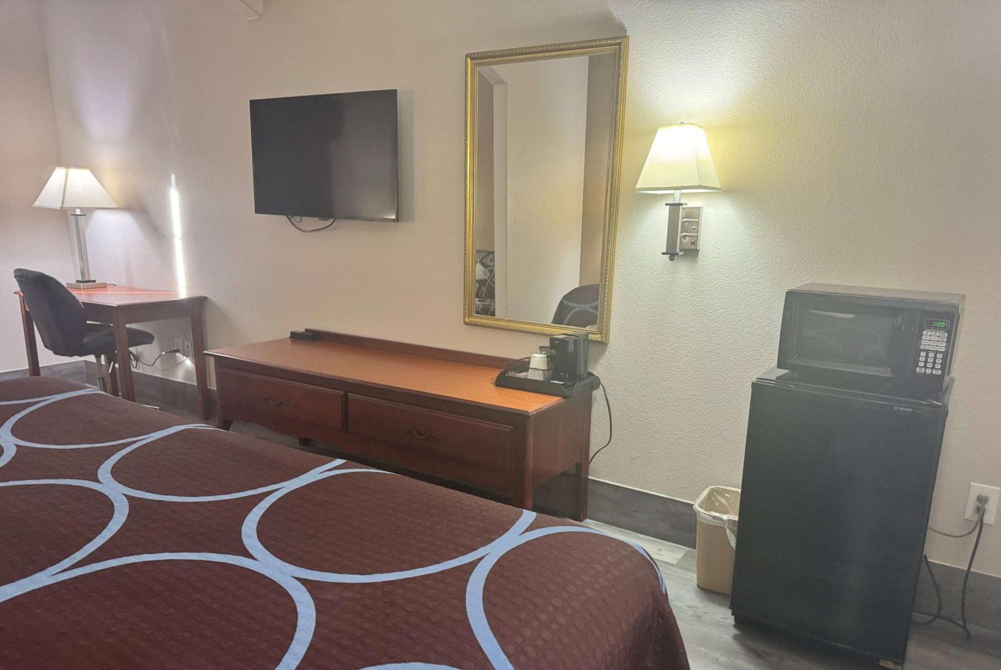 Super 8 By Wyndham Huntsville Bagian luar foto