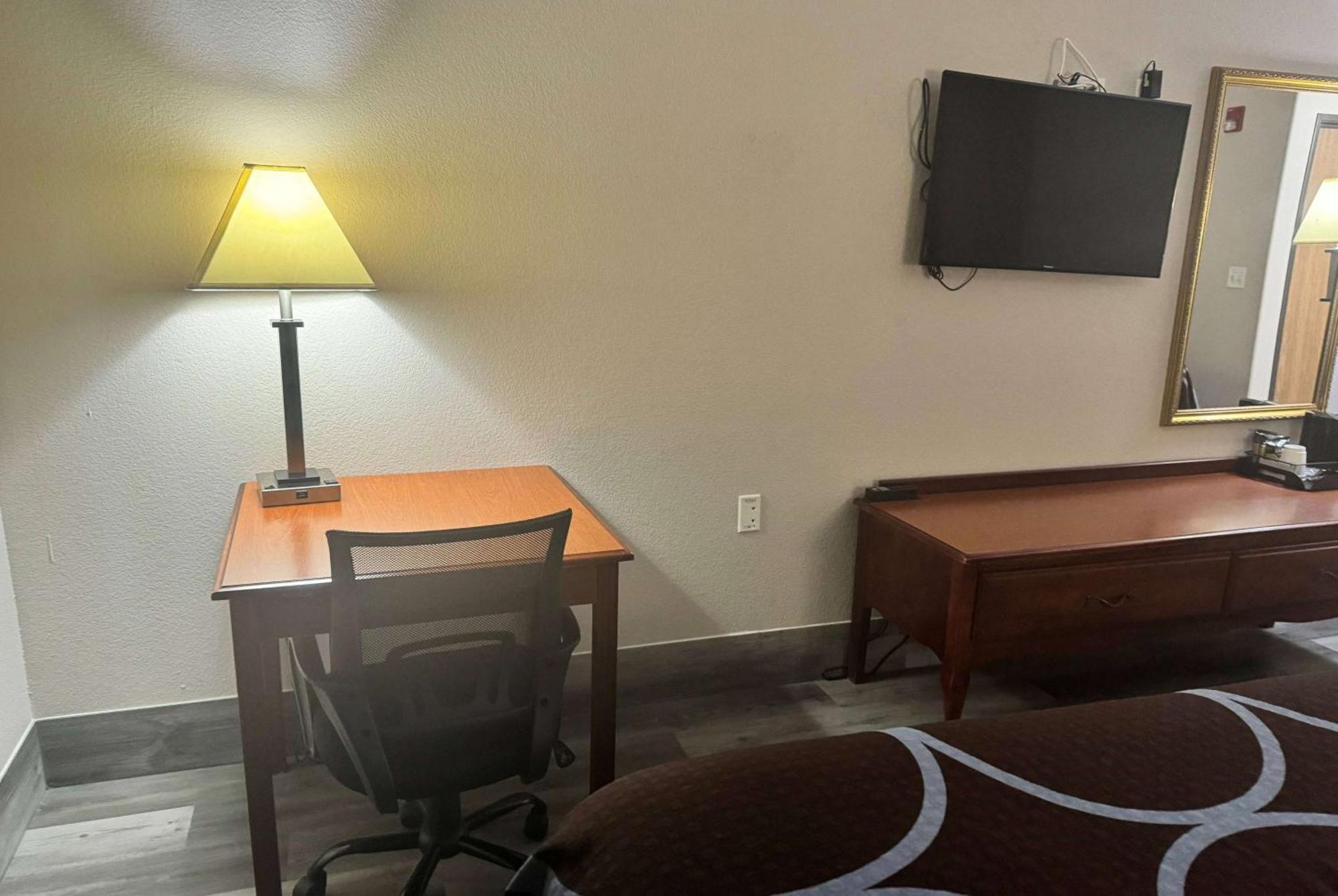 Super 8 By Wyndham Huntsville Bagian luar foto
