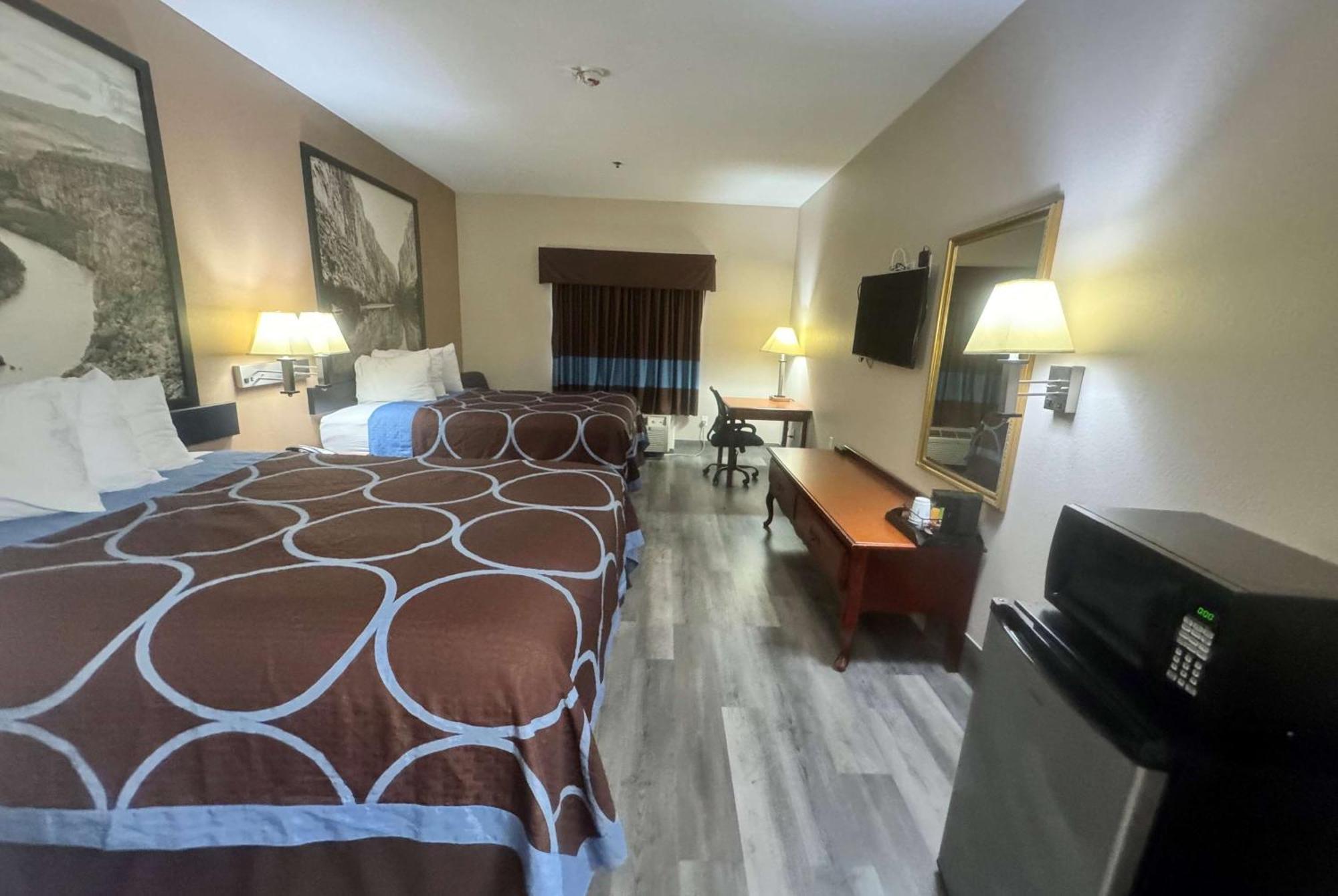 Super 8 By Wyndham Huntsville Bagian luar foto
