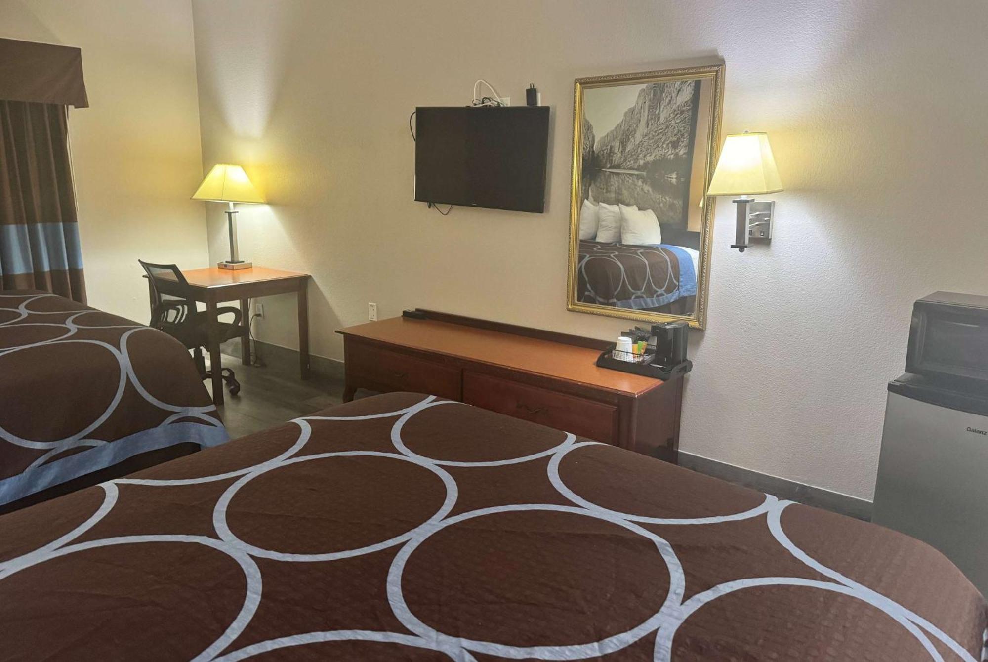 Super 8 By Wyndham Huntsville Bagian luar foto