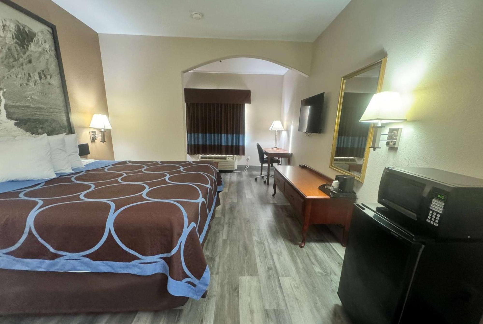 Super 8 By Wyndham Huntsville Bagian luar foto