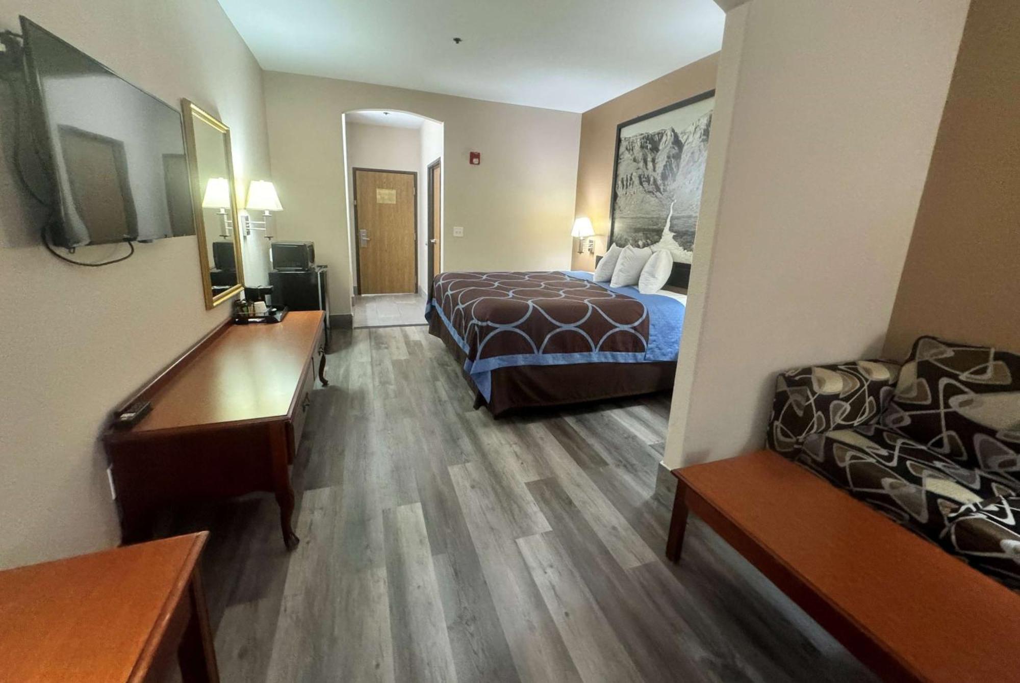 Super 8 By Wyndham Huntsville Bagian luar foto