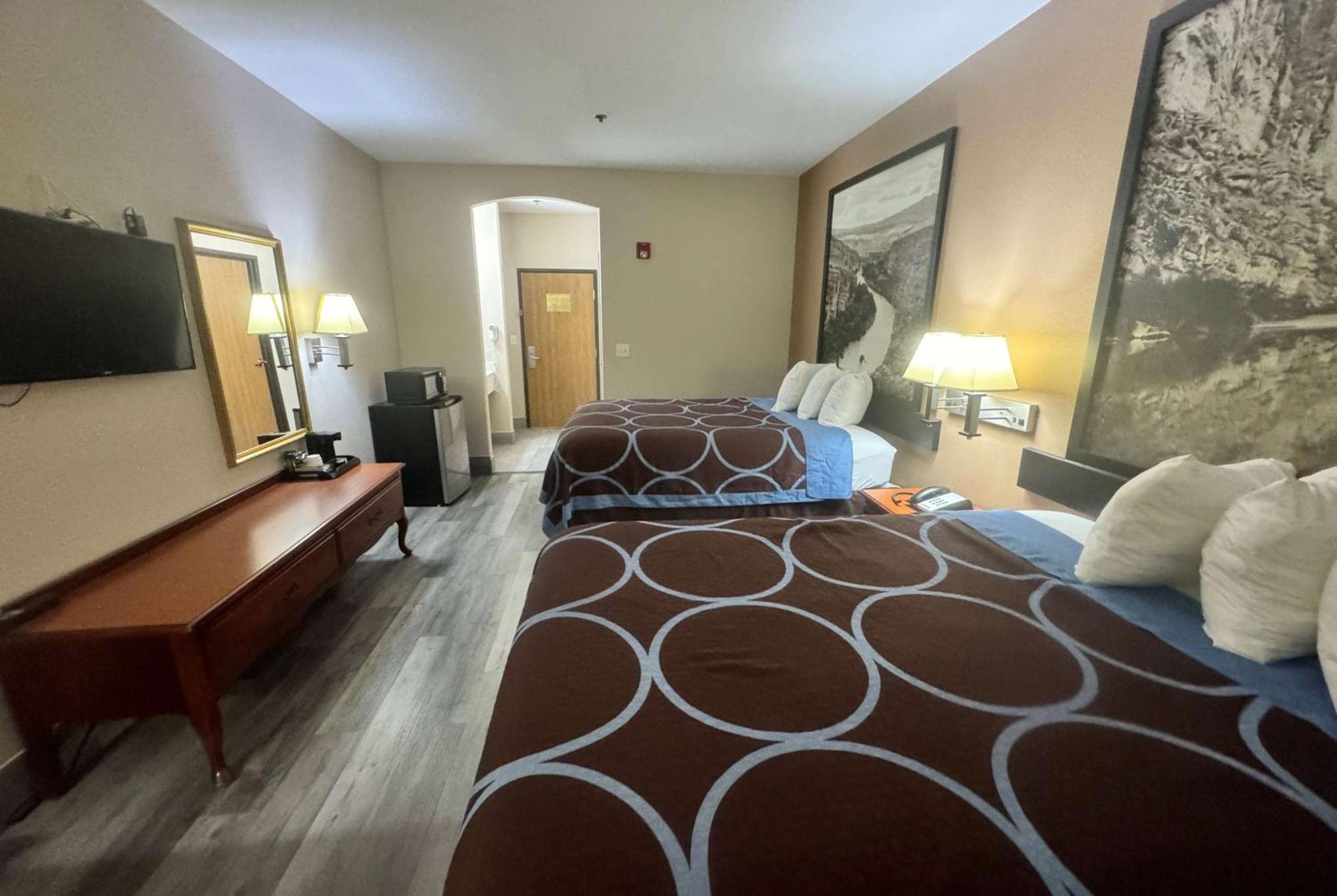 Super 8 By Wyndham Huntsville Bagian luar foto